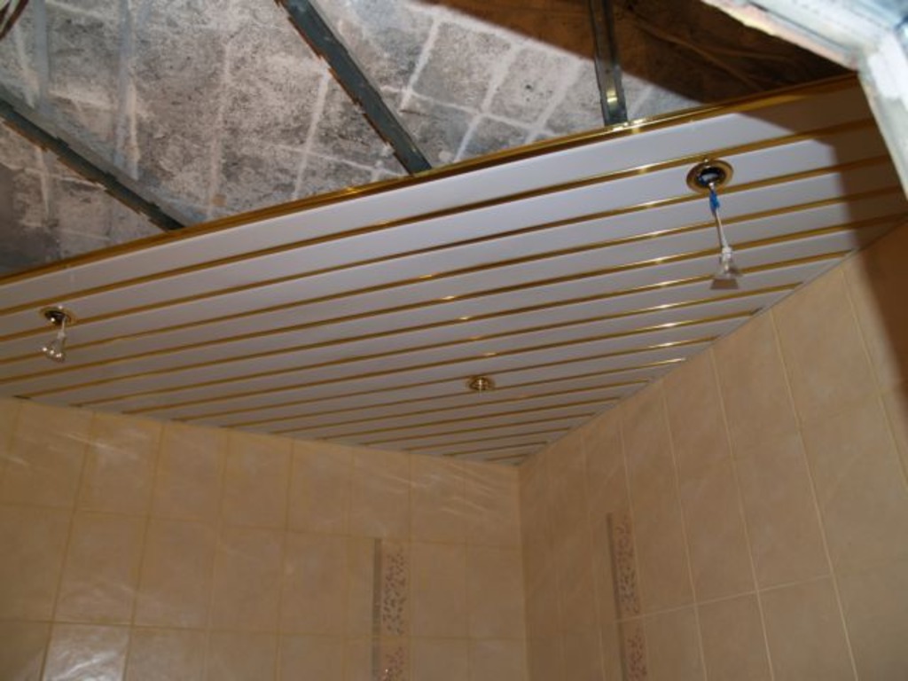 Монтаж реечного потолка в ванной комнате, начало работ