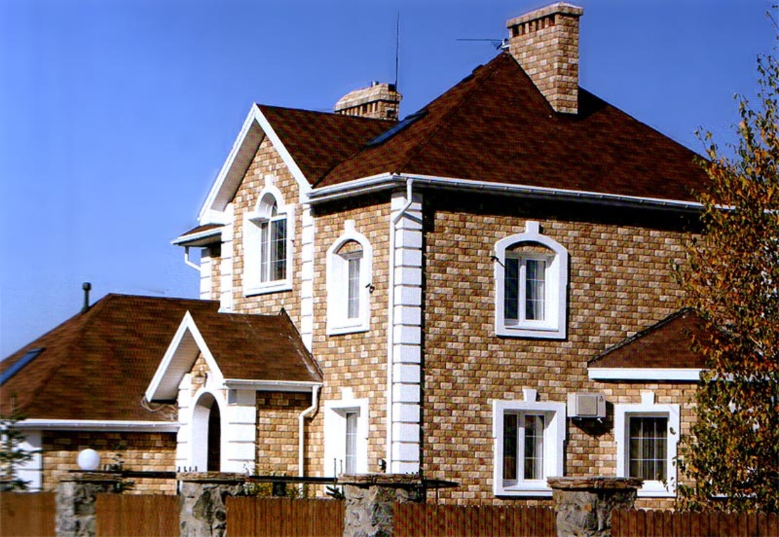 Фасад дома с красной крышей фото
